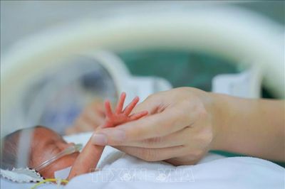 Cứu sống trẻ sinh non 25 tuần thai, nặng gần 700 gram