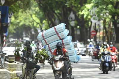Xe máy chở hàng cồng kềnh có thể bị phạt tới 14 triệu đồng