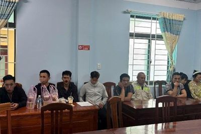 'Choảng' nhau vì nữ phục vụ karaoke