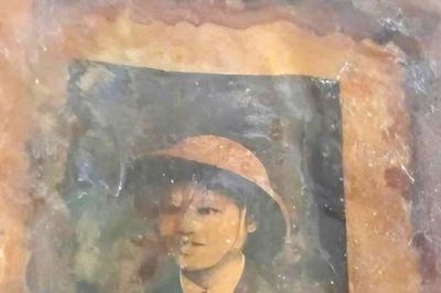 Phát hiện nhiều ảnh chân dung cùng di vật trong mộ liệt sĩ vô danh ở Lâm Đồng