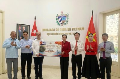 Trao khoản hỗ trợ trị giá 100 tỷ đồng tặng nhân dân Cuba