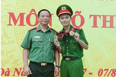 Hạ sĩ Hoàng Như Minh Đức: Chiến sĩ trẻ giành Huy chương Vàng môn võ gậy