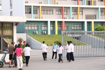 Thí sinh hoàn thành ngày thi đầu tiên kỳ thi lại tốt nghiệp THPT