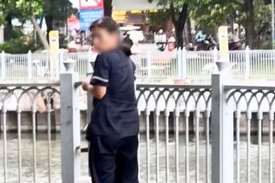 Người phụ nữ bị nhắc nhở vẫn ném rác xuống kênh ở TP.HCM gây phẫn nộ