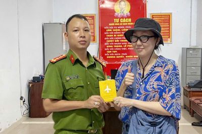 Xác minh, trao trả hộ chiếu thất lạc cho du khách