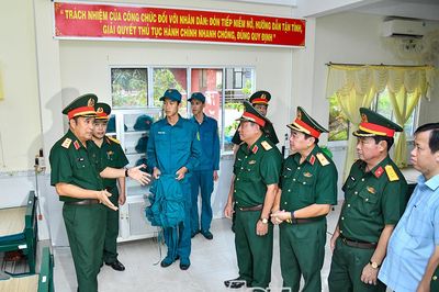 Thượng tướng Phùng Sĩ Tấn, Phó Tổng Tham mưu trưởng Quân đội nhân dân Việt Nam, làm việc tại Cà Mau