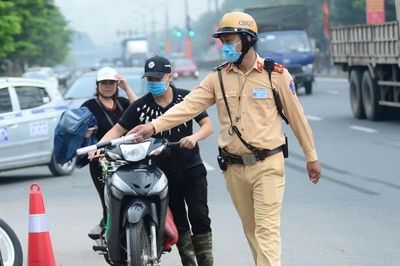 Không chỉ phạt tiền, 7 hành vi này có thể khiến người đi xe máy bị tịch thu phương tiện
