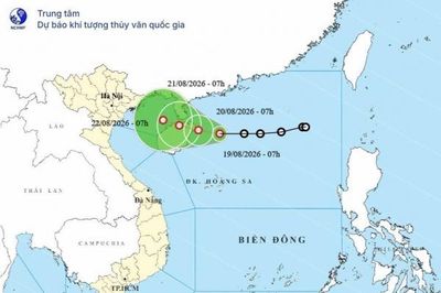 Áp thấp nhiệt đới trên Biển Đông gây mưa dông, biển động mạnh