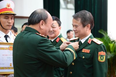 Đảng ủy Cục Hậu cần (Bộ Tổng Tham mưu) tổ chức Lễ trao tặng Huy hiệu Đảng