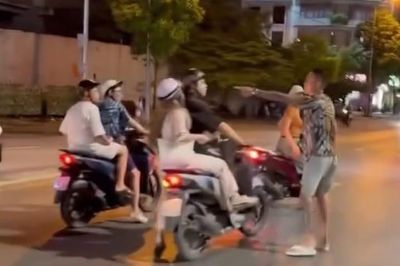 Công an vào cuộc vụ người đàn ông đi SH đỏ đấm nam thanh niên giữa đường ở Hà Nội