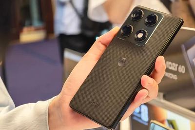 Motorola lần đầu ra mắt điện thoại gập dọc dạng sách