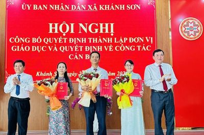 Xã Khánh Sơn công bố quyết định thành lập các đơn vị giáo dục