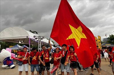 CĐV Việt Nam đến sân Rajamangala tiếp lửa cho các 'chiến binh sao vàng'