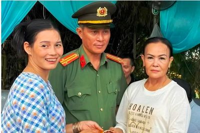 Công an giúp nữ du khách tìm lại lắc 1 cây vàng đánh rơi tại lễ hội ở Huế