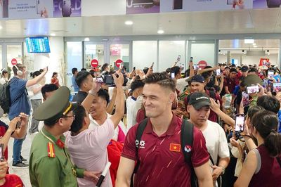 Đội tuyển Việt Nam về Hà Nội trong mưa, hướng tới trận quyết định với Thái Lan
