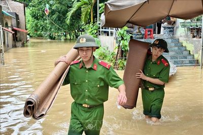 Hàng trăm cán bộ, chiến sĩ hỗ trợ người dân Bắc Ninh di dời ứng phó bão số 4