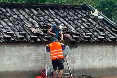 Nước lũ lên cuồn cuộn, người dân Lạng Sơn leo mái nhà nhận đồ tiếp tế