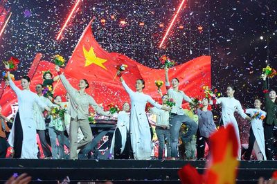 40.000 khán giả đội mưa và khoảnh khắc hào hùng tại 'concert quốc gia'