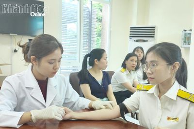 Gần 100 cán bộ, công chức Thuế tỉnh Khánh Hòa tham gia hiến máu tình nguyện