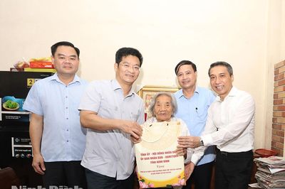 Lãnh đạo UBND tỉnh thăm, tặng quà các gia đình Lão thành cách mạng, Cán bộ tiền khởi nghĩa tại phường Nam Định