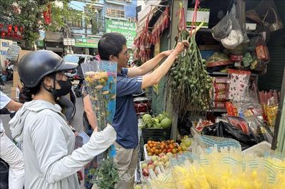 Thị trường lễ Vu Lan: Cỗ chay, dịch vụ trực tuyến hút khách