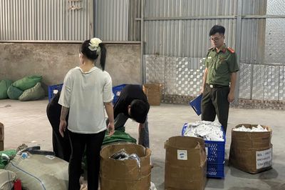 Hà Nội phát hiện cơ sở kinh doanh thắt lưng, ví da không rõ nguồn gốc