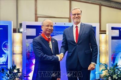Trao Huân chương Bắc đẩu Bội tinh của Pháp tặng Đại sứ Đinh Toàn Thắng