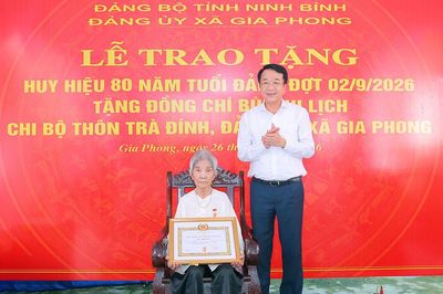 Đồng chí Chủ tịch UBND tỉnh Nguyễn Thanh Bình trao Huy hiệu 80 năm tuổi Đảng cho đảng viên tại xã Gia Phong