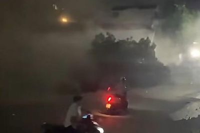 Khoảnh khắc nhà cao tầng đổ sập ra đường khi đang tháo dỡ ở Bắc Ninh