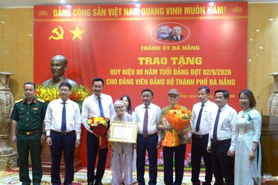 Đồng chí Trần Cẩm Tú trao Huy hiệu 80 năm tuổi Đảng tặng đảng viên lão thành tại Đà Nẵng