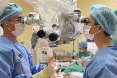 Trượt ngã trong phòng tắm, người phụ nữ 46 tuổi phát hiện u màng não