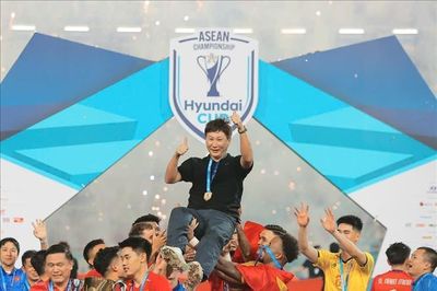 Huấn luyện viên Kim Sang Sik làm nên lịch sử cùng bóng đá Việt Nam