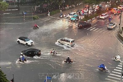 Hà Nội: Nước rút nhanh sau mưa tại trung tâm thành phố