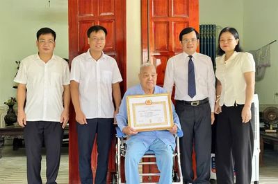 Trao tặng Huy hiệu Đảng cho các đảng viên cao tuổi xã Vĩnh Chân