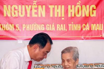 Trao Huy hiệu Đảng, tri ân những đảng viên nhiều năm cống hiến