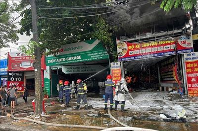 Cháy tại gara ô tô trên đường Lê Quang Đạo, Hà Nội