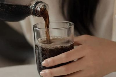 Người phụ nữ ngoài 30 tuổi, uống 5 chai nước ngọt mỗi ngày và cái kết