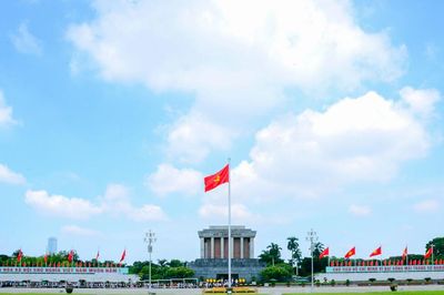 Thiêng liêng lá cờ Tổ quốc
