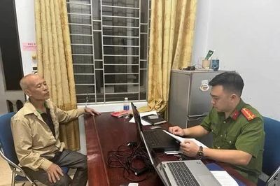 Tạm giữ đối tượng dùng dao, đá chống đối lực lượng Công an