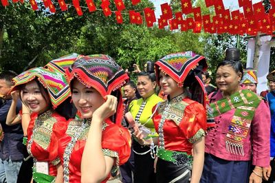 Xúng xính xuống chợ phiên vui Tết Độc lập
