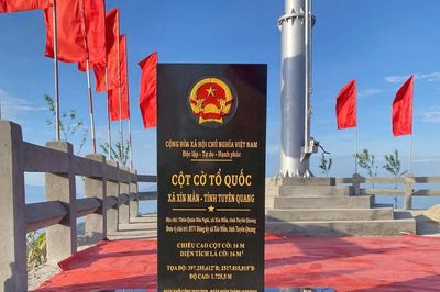 Cột cờ Tổ quốc nơi biên giới Xín Mần