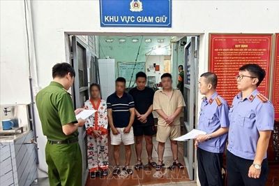 Tạm giữ hình sự 4 đối tượng hành hung tài xế taxi ở Quảng Ninh