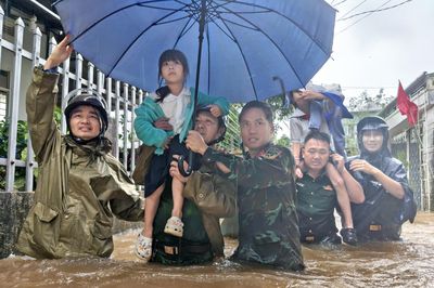 Ban CHQS phường Thống Nhất (tỉnh Gia Lai) giúp nhân dân bị ngập sâu do mưa lớn