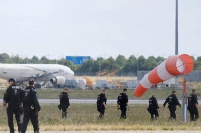 Đức đóng lãnh sự quán, Nga đóng trung tâm Goethe sau vụ UAV