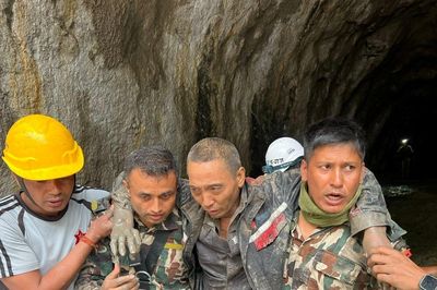 10 ngày sau thảm họa, Nepal tìm thấy thêm người sống sót