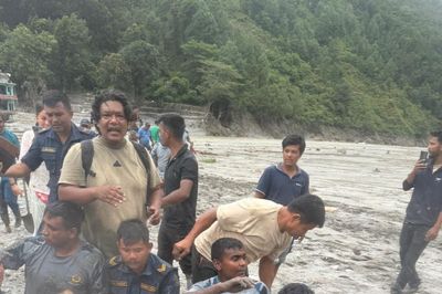 Người phụ nữ 60 tuổi sống sót kỳ diệu sau trận lũ tại Nepal