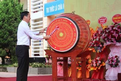 Đồng chí Lò Văn Cương đánh trống khai trường tại Trường THPT chuyên Lê Quý Đôn