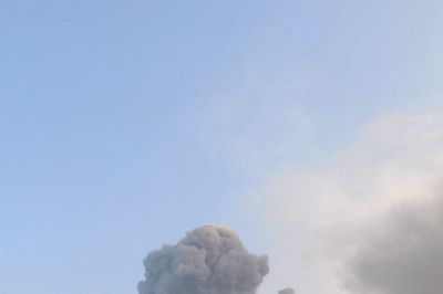 Anak Krakatau phun trào, tro núi lửa lan rộng