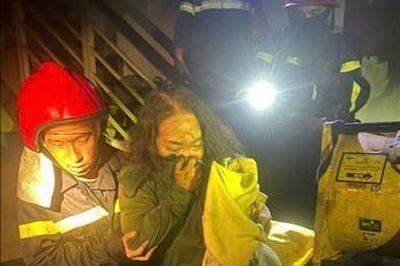 Cháy khách sạn ở TP.HCM, cứu 26 người, 3 ca ngộ độc CO nặng, 2 người tử vong
