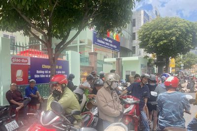 TP Hồ Chí Minh: Phụ huynh tất tả đón con vì trường chưa thực hiện học bán trú
